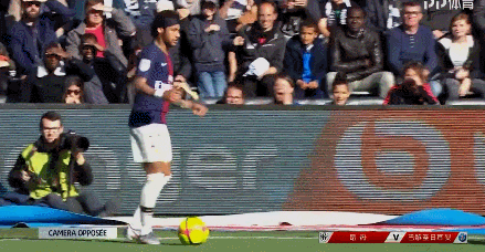 世欧预半场：齐甘科夫造险，乌克兰暂0-0冰岛（世欧预半场战报：乌克兰0-0冰岛，齐甘科夫屡造险情）