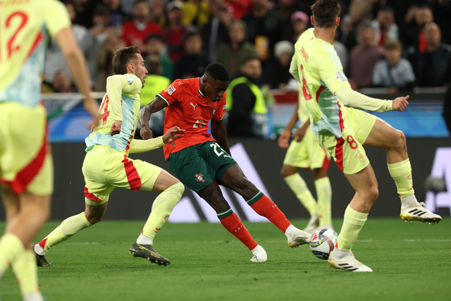 赛季首发阵容曝光 球迷热议（新赛季首发名单出炉 引发球迷热议）