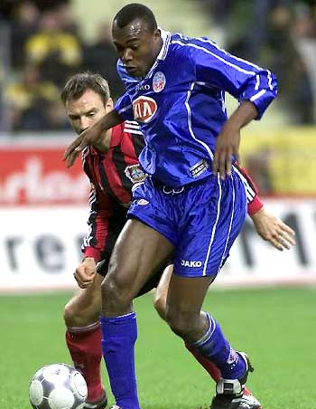 球员倒地救球拼劲十足（球员飞身倒地奋力救球）